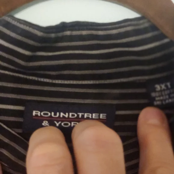 EUC Roundtree button down shirt - Picture 3 of 4